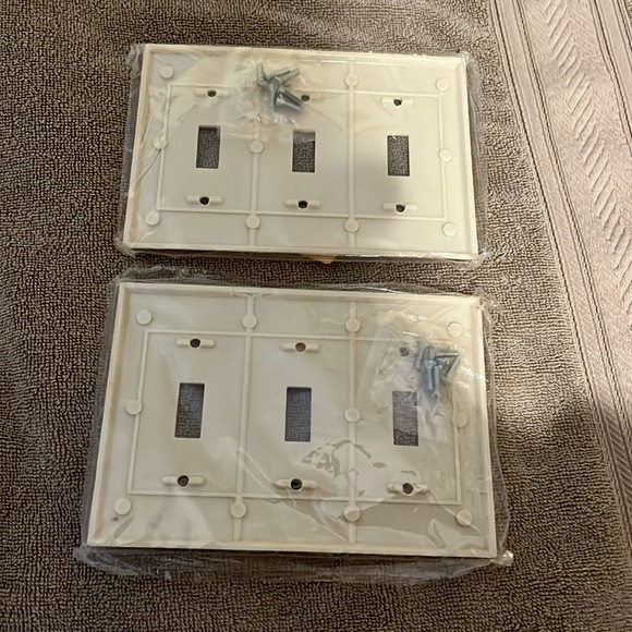 Three switch switch plate made in USA brand new cream color with screws plastic - Picture 2 of 2